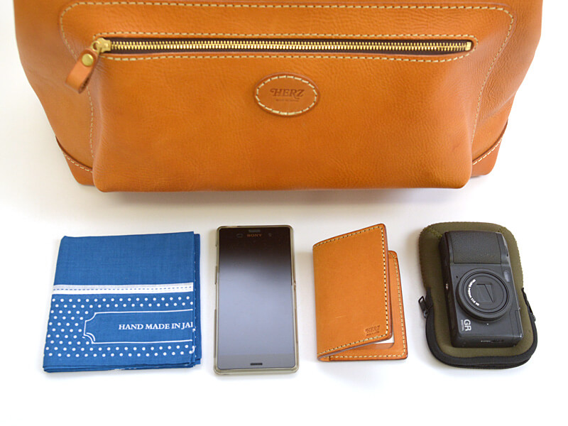 旅行に便利な大ポケット付きのソフトレザー口枠ボストンバッグ「革鞄の