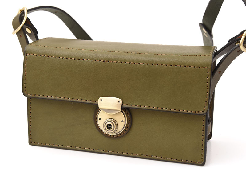 フタがパタンと開く可愛い箱型のショルダーバッグ「革鞄のHERZ(ヘルツ