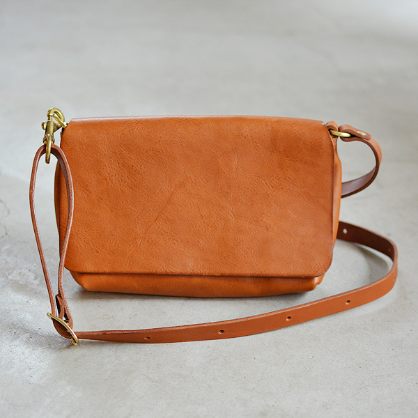 小さくても必要なモノが入る総かぶせ革製ショルダーバッグ「革鞄 