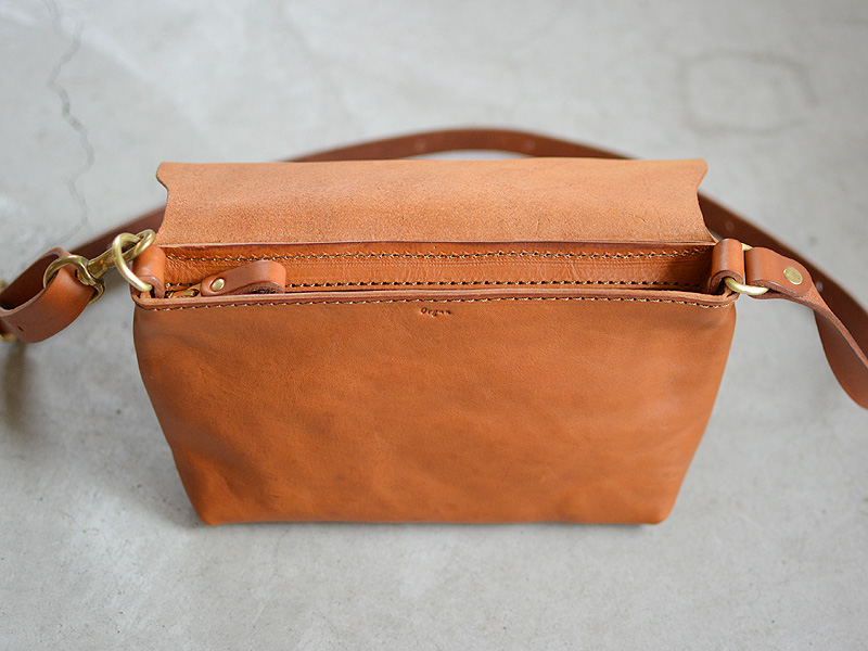 小さくても必要なモノが入る総かぶせ革製ショルダーバッグ「革鞄のHERZ 