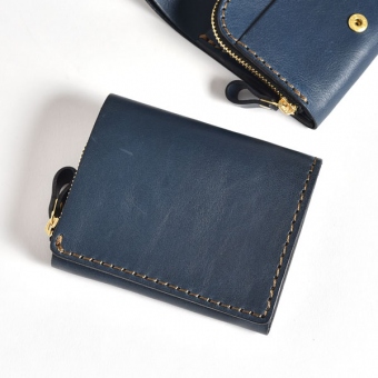 ネイビー特別仕様の小型の二つ折り財布「革鞄のHERZ(ヘルツ)公式通販」