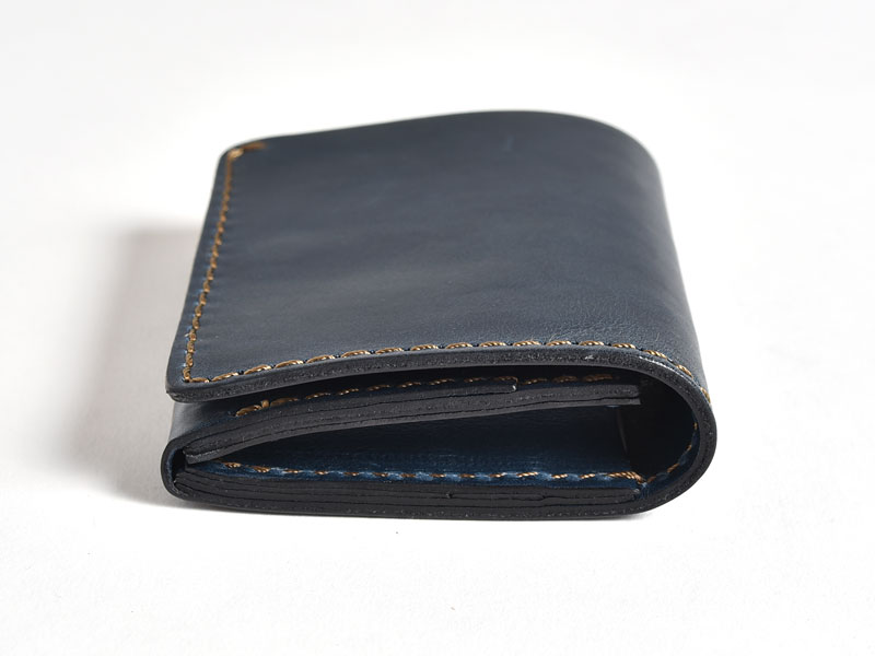 ネイビー特別仕様の小型の二つ折り財布「革鞄のHERZ(ヘルツ)公式通販」