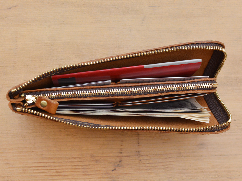 通帳が收まる薄くフラットな形のファスナー長財布「革鞄のHERZ(ヘルツ)公式通販」