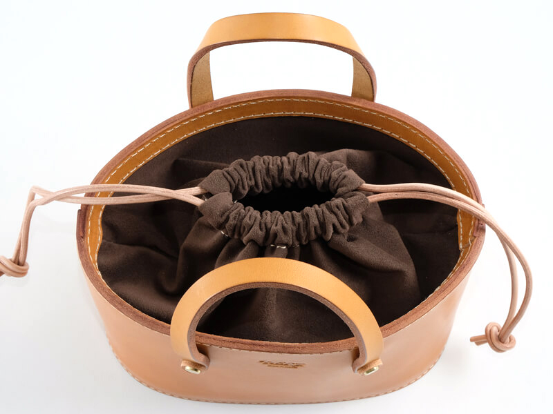 昔の巾着袋を普段使いできる形にした革製巾着レディーストート「革鞄の