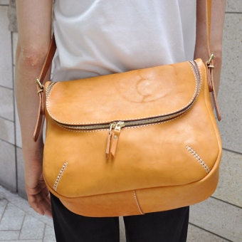 BRACHER EMDEN LONDON　バック　革　スワロフスキー 1点もの BRACHER EMDEN LONDONバック革スワロフスキー1点もの