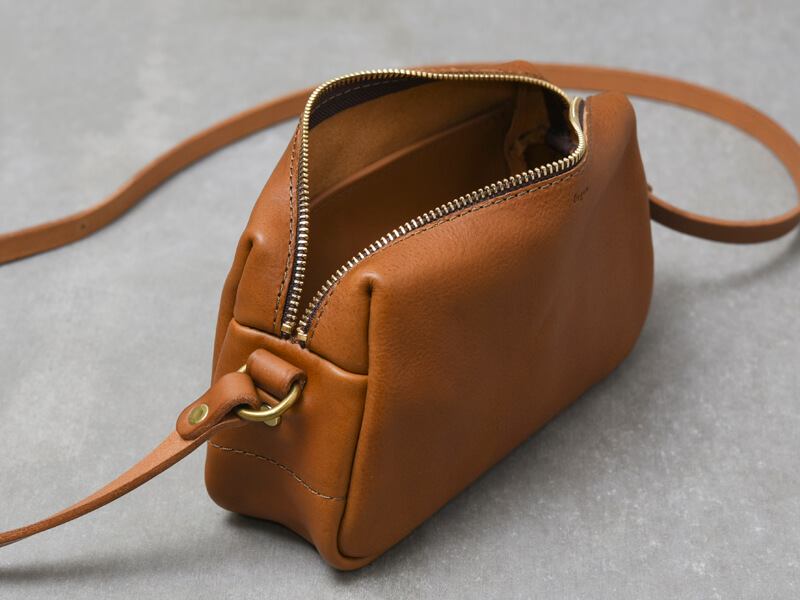革の質感を活かした軽くてシンプルなショルダーバッグ「革鞄のHERZ 