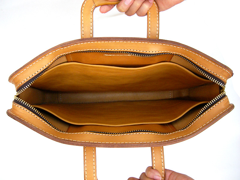 取っ手を仕舞って手持ちも出来る革製二本手ビジネスバッグ「革鞄のHERZ 