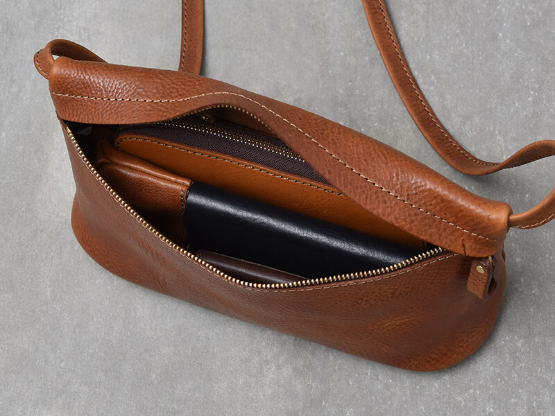 ミッスーリを使用したミニマルなボディバッグ「革鞄のHERZ(ヘルツ)公式