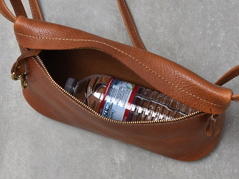 ミッスーリを使用したミニマルなボディバッグ「革鞄のHERZ(ヘルツ)公式