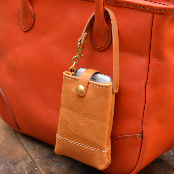 バッグに掛けられるソフトレザーの携帯・スマートフォンポーチ「革鞄のHERZ(ヘルツ)公式通販」