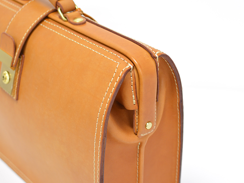 革鞄の魅力が詰まった貫録のあるハードレザーのダレスバッグ「革鞄の