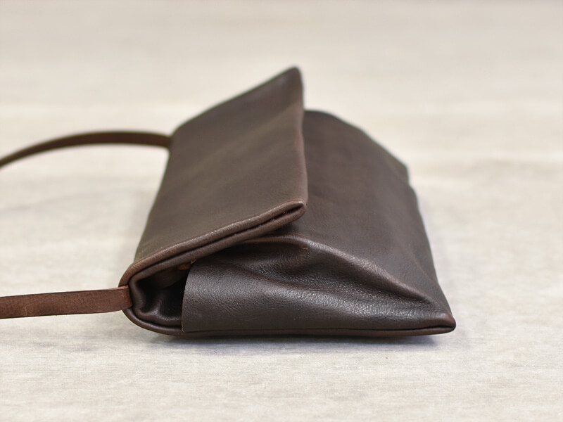 薄くて軽いスリムタイプの本革ショルダーバッグ「革鞄のHERZ(ヘルツ 