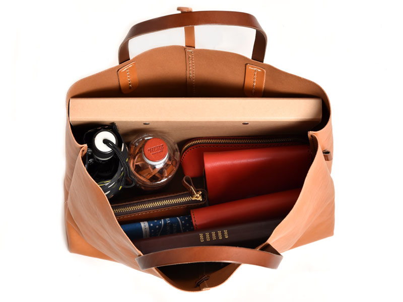 軽くて柔らかい革で作ったシンプルな横長トートバッグ「革鞄のHERZ