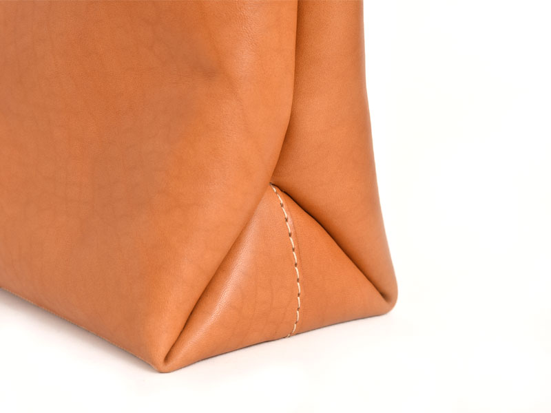 軽くて柔らかい革で作ったシンプルな横長トートバッグ「革鞄のHERZ