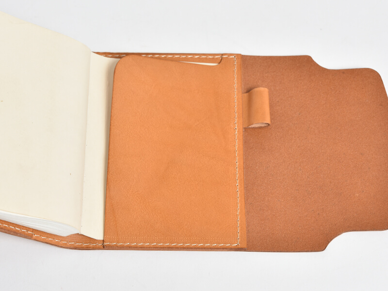 文庫本・A6サイズ対応のフラップ留めの手帳カバー「革鞄のHERZ(ヘルツ 