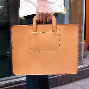 取っ手を仕舞って手持ちも出来る革製二本手ビジネスバッグ「革鞄のHERZ 