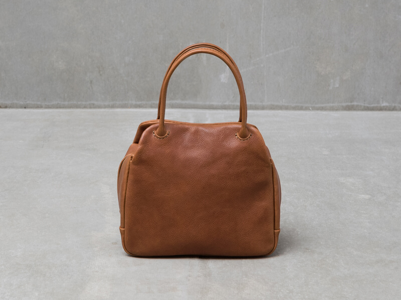 軽くシンプルな見た目のレディースハンドバッグ「革鞄のHERZ 