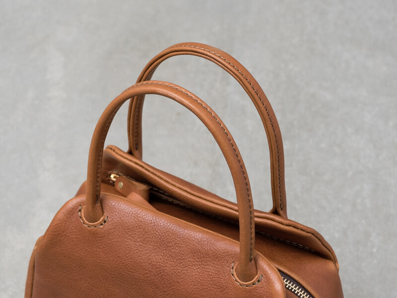 軽くシンプルな見た目のレディースハンドバッグ「革鞄のHERZ(ヘルツ 