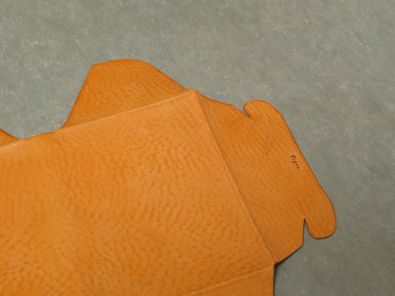 一枚革のイタリアンレザーで仕上げたシンプルなノートカバー「革鞄のHERZ(ヘルツ)公式通販」