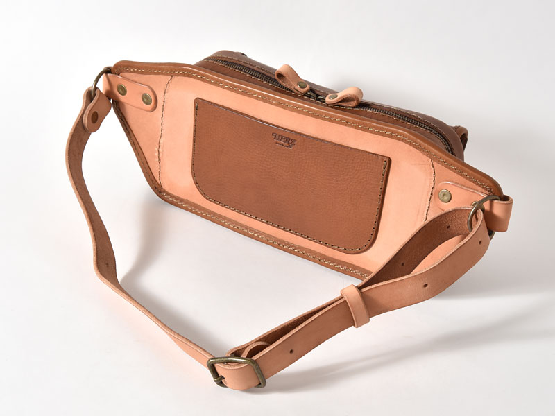 プルアップレザーとヌメ革を組み合わせたライダーバッグ「革鞄のHERZ 
