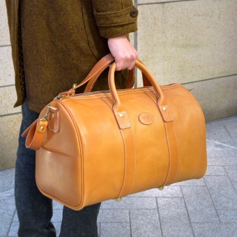 普遍的デザインで使う人を選ばないファスナーボストンバッグ「革鞄の