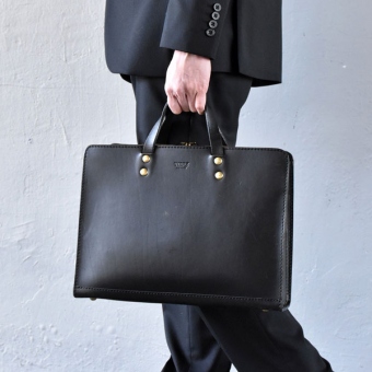 ラウンドファスナーとあおりポケット付の二本手ビジネスバッグ「革鞄の