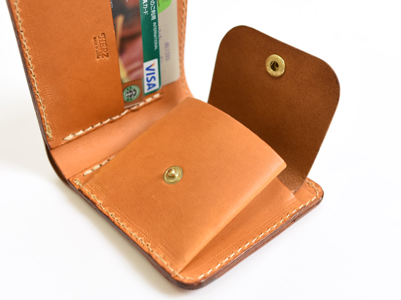 ずっと作り続けているスタンダードデザインの二つ折り財布「革鞄のHERZ 