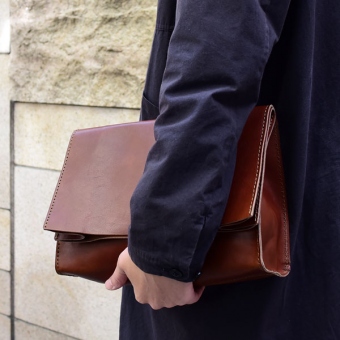 紙袋のようなシンプルデザインのクラッチバッグ 革鞄のherz ヘルツ 公式通販