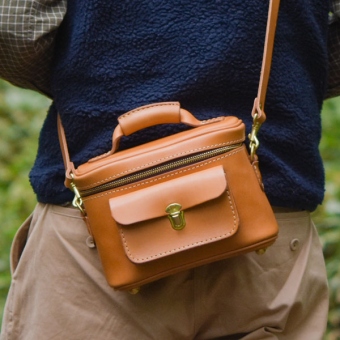普段使いや旅行でも気軽に使える革のミニカメラバッグ「革鞄のHERZ