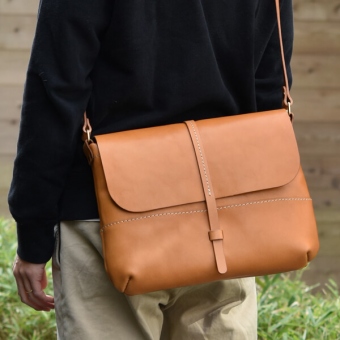 ベルト付きのシンプルな半かぶせショルダーバッグ「革鞄のHERZ(ヘルツ