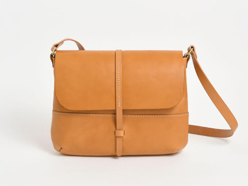 ベルト付きのシンプルな半かぶせショルダーバッグ「革鞄のHERZ(ヘルツ 