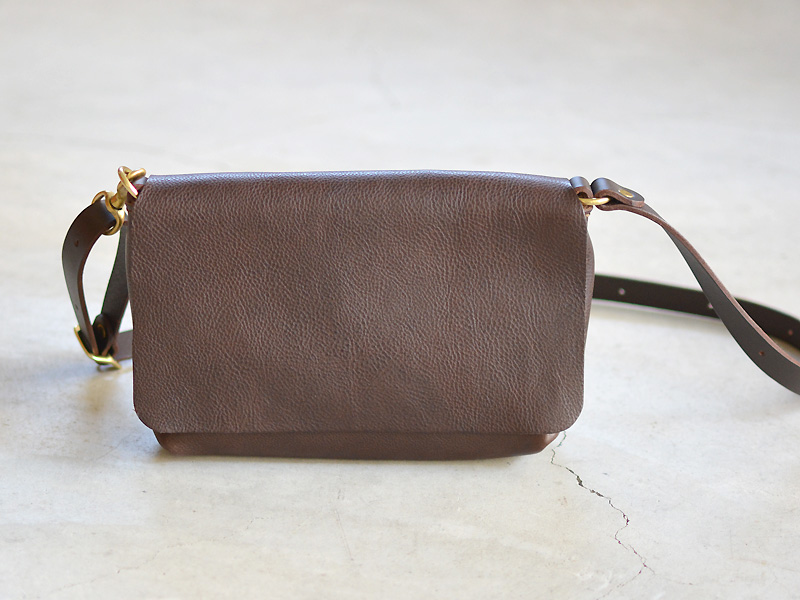 小さくても必要なモノが入る総かぶせ革製ショルダーバッグ「革鞄のHERZ 
