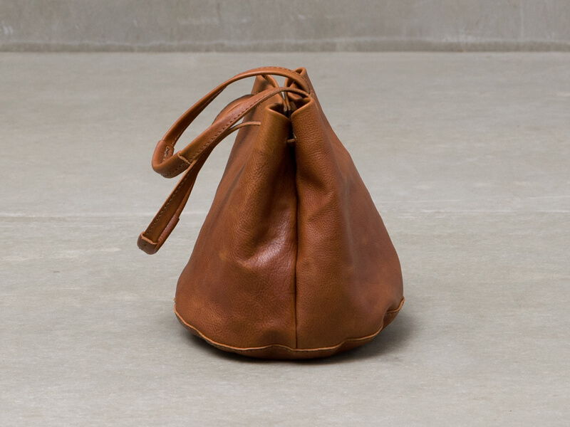 軽さが特徴の巾着型トート(ドローストリングバッグ)「革鞄のHERZ 