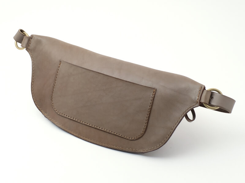 限定色のグレー革で作った立体マチ・ボディバッグ「革鞄のHERZ(ヘルツ 