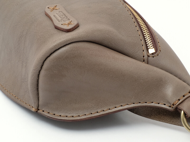 限定色のグレー革で作った立体マチ・ボディバッグ「革鞄のHERZ(ヘルツ 