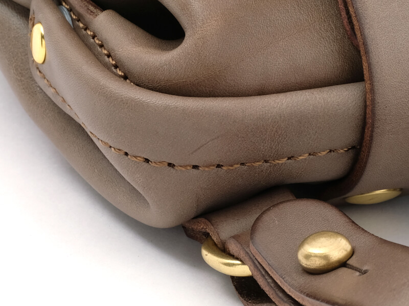 限定色のグレー革で作った口枠ベルトポーチ「革鞄のHERZ(ヘルツ)公式通販」