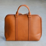 シンプルで機能的な本革の二本手ファスナービジネスバッグ「革鞄