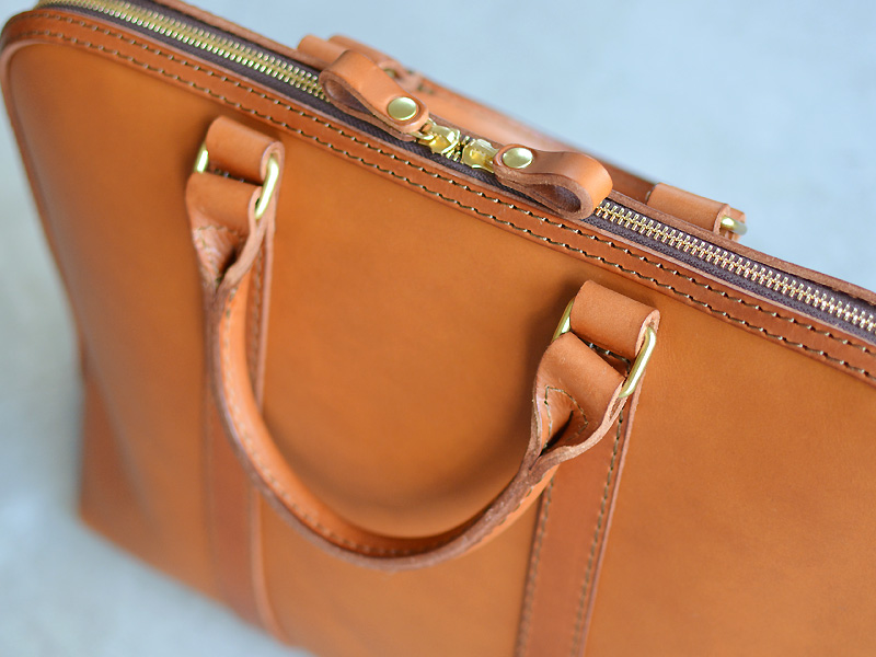 シンプルで機能的な本革の二本手ファスナービジネスバッグ「革鞄のHERZ 