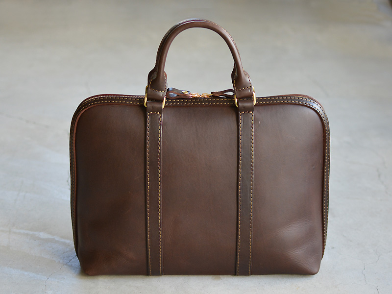 シンプルで機能的な本革の二本手ファスナービジネスバッグ「革鞄のHERZ 