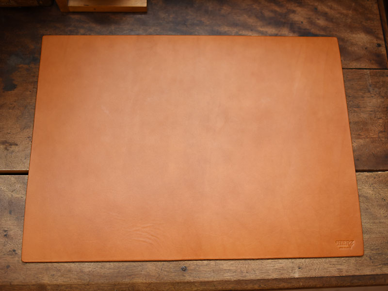書斎を彩る一枚革仕上げのシンプルデスクマット「革鞄のHERZ(ヘルツ 
