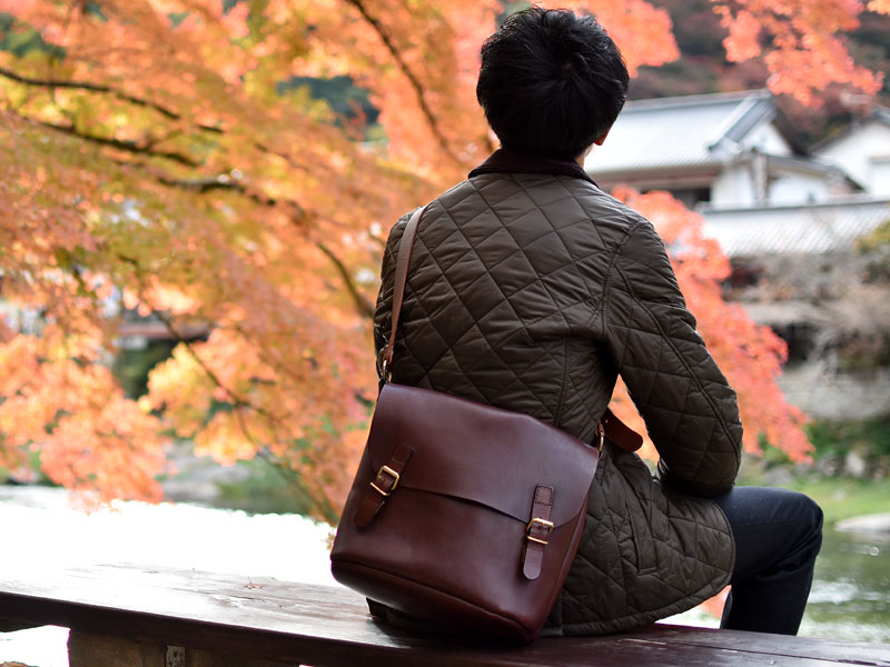 スタッフの旅に使いから生まれた二本ベルトショルダーバッグ「革鞄の ...