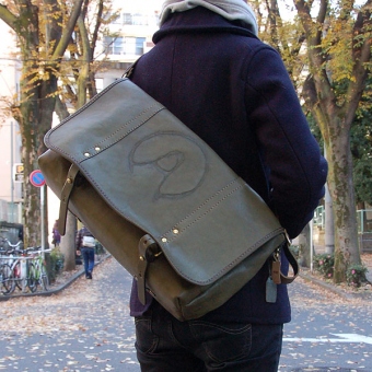 一点モノ 焼印鞄 メッセンジャーバッグ Br E 800 L の手作り革鞄 ハンドメイドレザー 革鞄のherz ヘルツ 公式通販