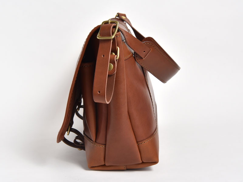 総革で作ったサイズ展開豊富なメッセンジャーバッグ「革鞄のHERZ 