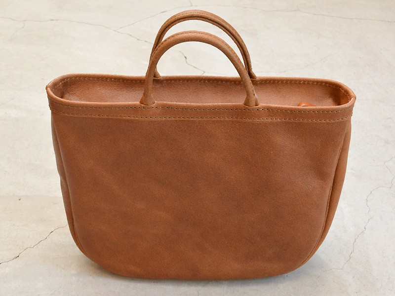 コロンと丸みを帯びた形でシンプルな本革ファスナートート「革鞄のHERZ 