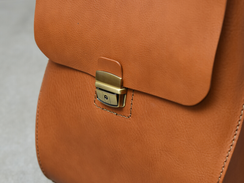 ひねりのきいたマチが独創的、錠前仕様のイタリア革リュック「革鞄の 