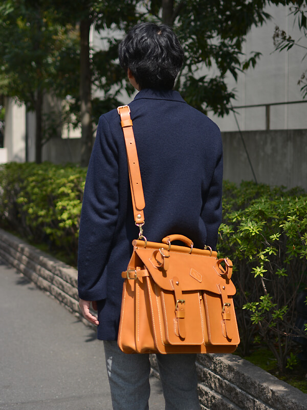 トリップバッグ・Trip Bag　ななめがけキャメル着用