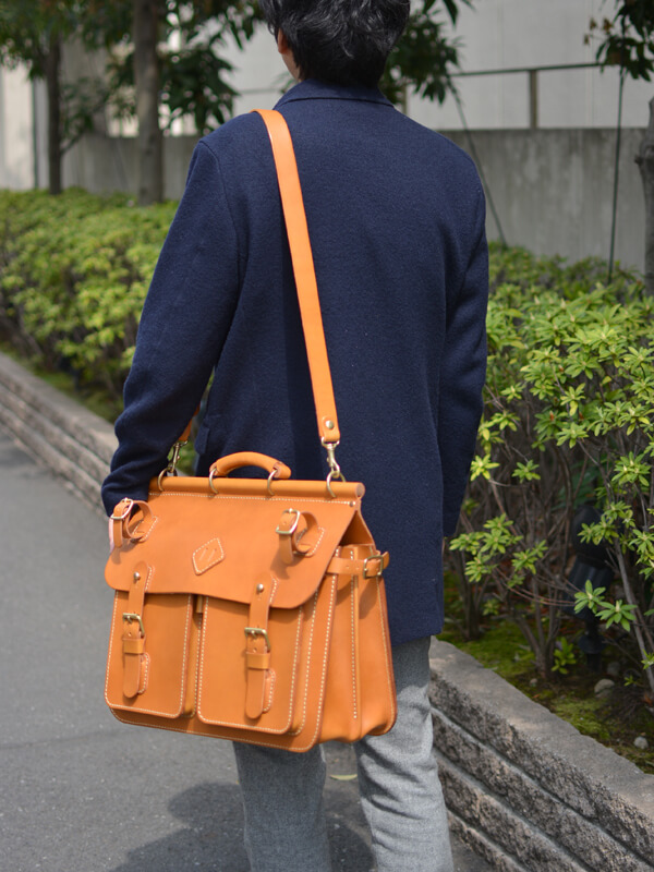 トリップバッグ・Trip Bag　肩かけキャメル着用