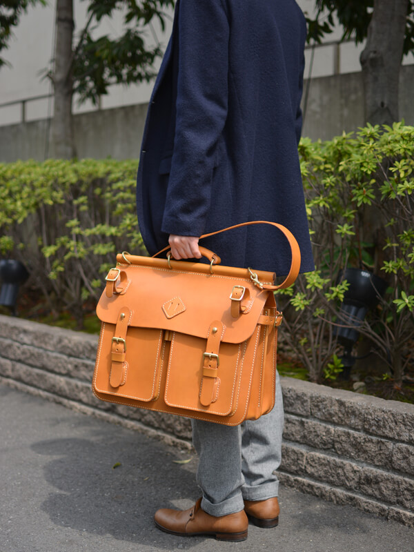 トリップバッグ・Trip Bag　手持ちキャメル着用