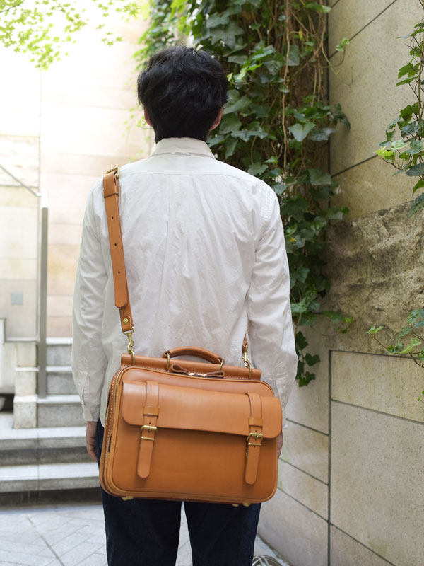 初代棒屋根鞄　Mサイズ斜め掛け着用