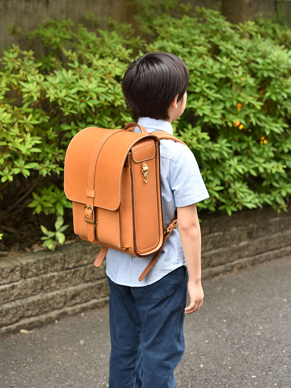 1本ベルト縦型ランドセル(AI-2303)キャメル　子ども着用